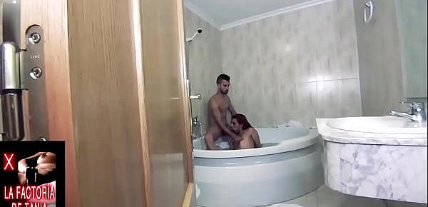 trendsSe folla la boca antes de darse un relajante baño en el jacuzzi